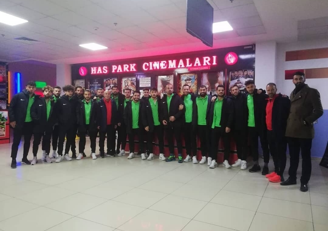 Takımca Cep Herkülü: Naim Süleymanoğlu filmini izledik.