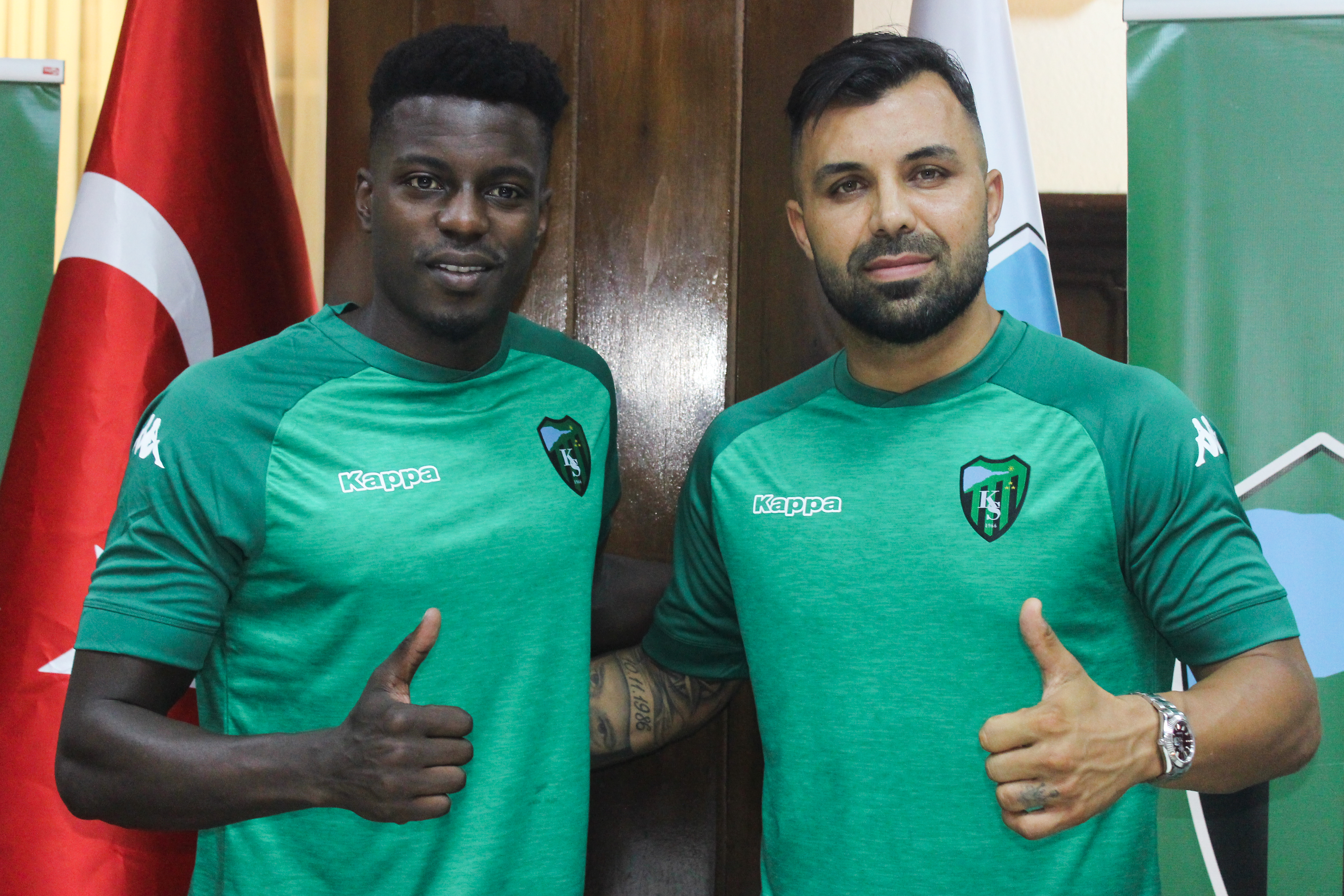 Futbolcularımız Michael Pereira ve Hasan Hatipoğlu için imza töreni düzenlendi.
